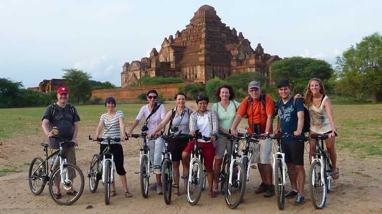 Pédaler à travers le paysage de pagodes de Bagan