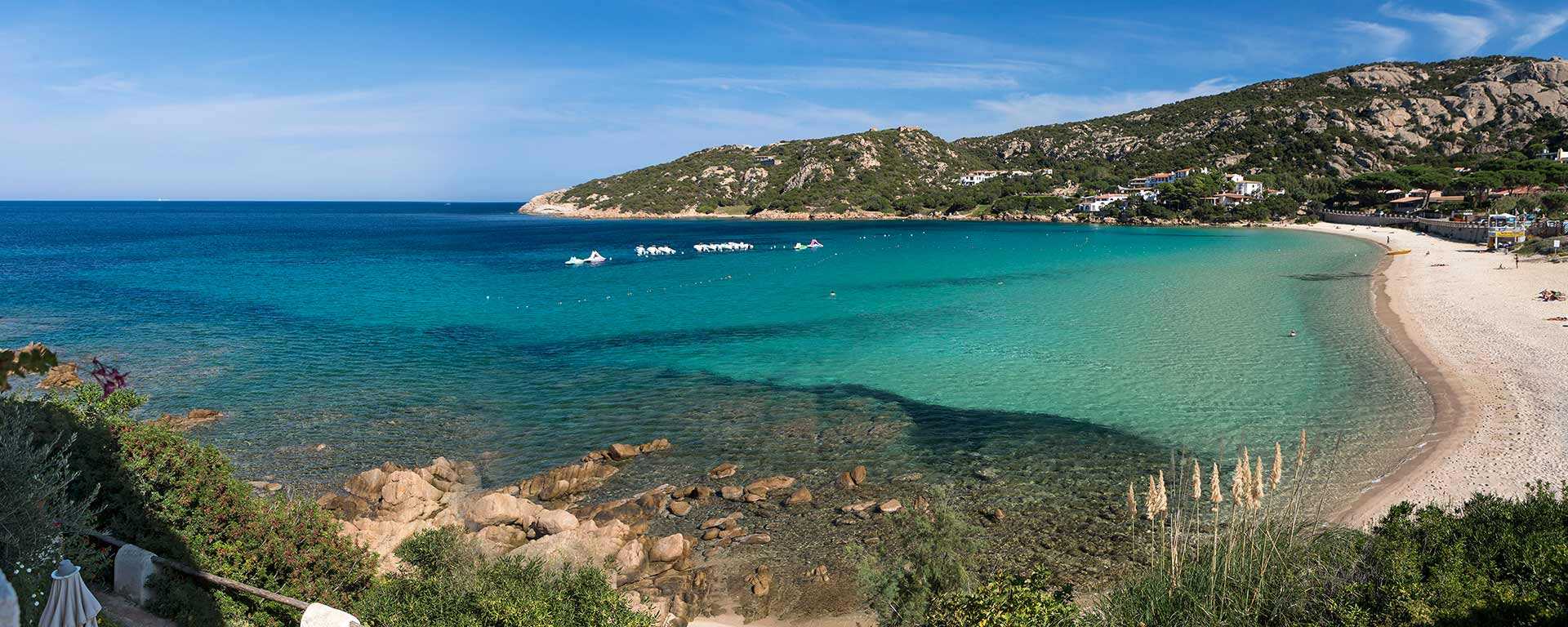 Aussicht auf den Strand des Hotel la Bisaccia auf Sardinien